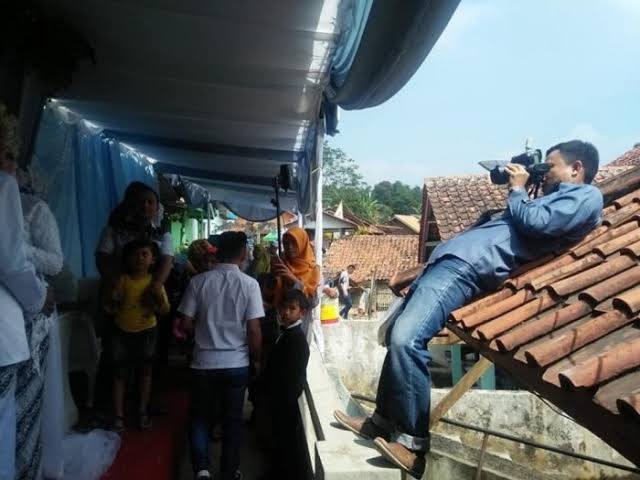 Potret Kocak Totalitas Fotografer Ini Bikin Ngakak